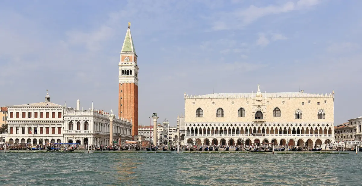 Campanile und Dogenpalast von der Lagune aus