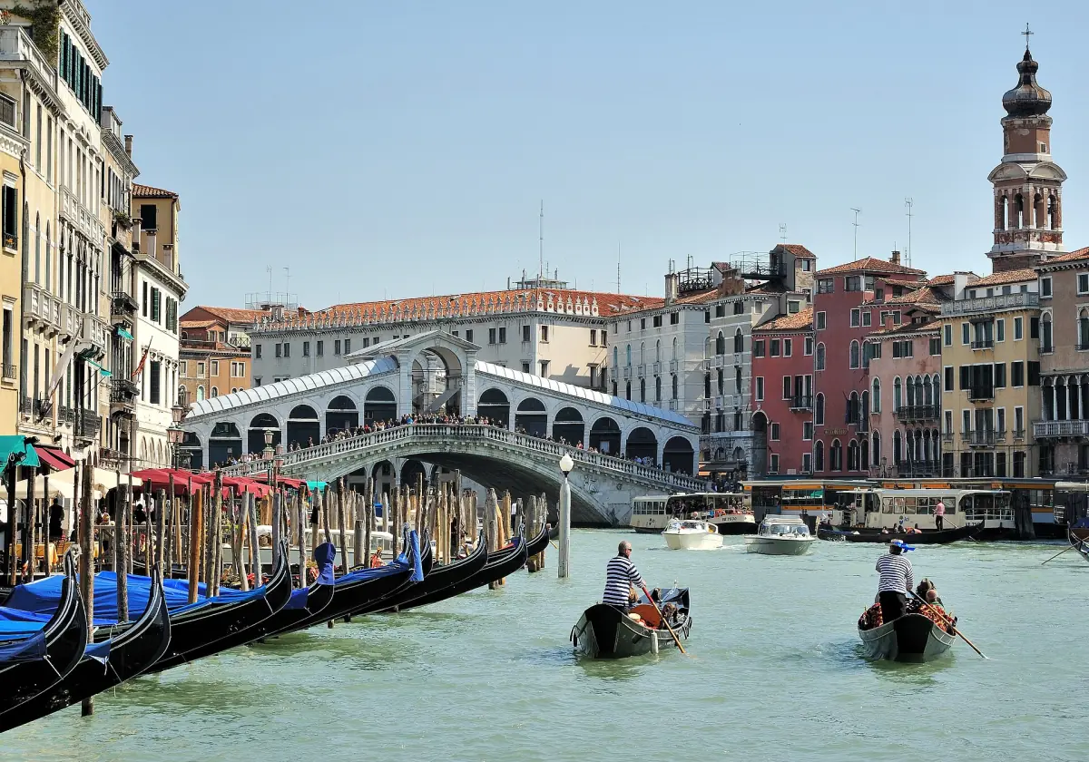 Gondolas in front of the Rialto Bridge
